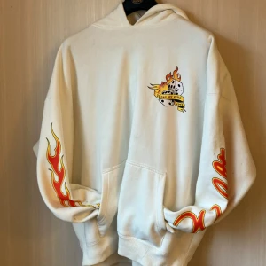 Frän hoodie från New Yorker - Tycker denna hoodie är asfrän men tyvärr blir den inte använd pga storleken.. Köpt från New Yorker och märket är FSBN. Storlek: L. Diggar ryggmotivet och flames på armarna! Den är med andra ord inte använd och inga skavanker!