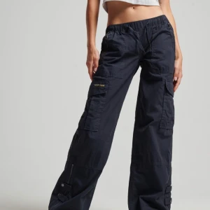 Cargo brallor  - Säljer mina cargos från Superdry, för att dom inte kommer till användning. Dom är lågmidjadde och navy blå. 