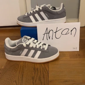 Adidas campus 00s gråa oanvända - Slutsålda - Hej alla skoälskare! Säljer några oanvända gråa Campus i storlek 37,38, 38 2/3, 39 & 40. Dessa trendiga (slutsålda) och bekväma skor är inköpta från adidas.Finns i Örebro för upphämtning, men kan även skicka dem till dig.Hör gärna av dig vid frågor