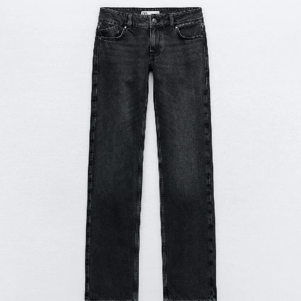 Säljer dessa snygga Mid waist jeans från Zara i storlek 36. De är i fint skick men har tappat lite färg. Skriv för fler bilder. Jeans & Byxor.