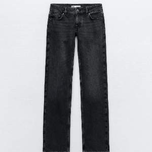 Säljer dessa snygga Mid waist jeans från Zara i storlek 36. De är i fint skick men har tappat lite färg. Skriv för fler bilder