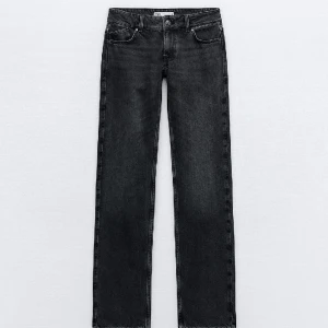 Midwaist jeans zara - Säljer dessa snygga Mid waist jeans från Zara i storlek 36. De är i fint skick men har tappat lite färg. Skriv för fler bilder