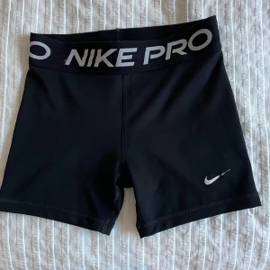 Nike PRO cykelbyxor  - Säljer dessa cykelbyxor för att de är för små💞 storlek xs och har små slitningar som man inte lägger märke till! Nypris: 299kr och säljer för 70kr+frakt