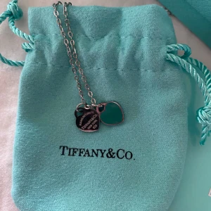 Tiffany n co halband - Super fint halsband, väl använt där av priset, pris kan diskuteras. vid snabb affär kan jag redan skicka samma dag som ni hör av er🥰