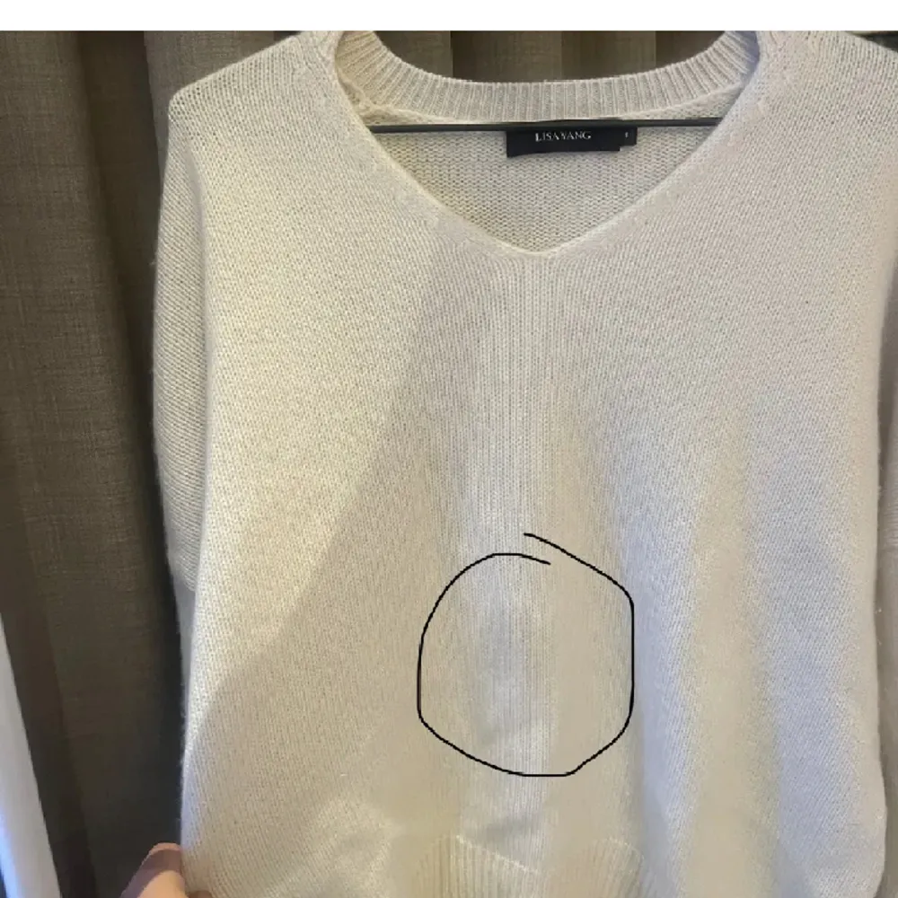 Säljer denna super fina stickade tröjan från Lisa Yang💕 100% cahsmir. Har en fläck, se bild 3, därav priset🥰Skriv för frågor! Nypris 490$!💕💕. Stickat.