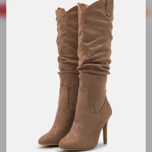 Boots - Säljer dessa snygga boots då de inte kommer till någon användning. Nyskick. Nypris 569