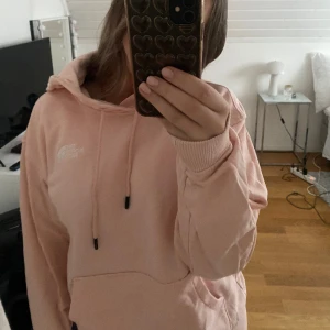 Ljusrosa hoddie  - En ljusrosa superfin hoddie som inte kommit till användning