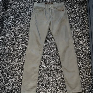 Sand byxor - Säljer mina otroligt fina och sköna sand jeans. Köpt för ca 2000kr. Pris kan diskuteras. Kan mötas i T-centralen. Det är en väldigt fin grön färg på de. Ser nästan grå ut. Använda 2 gånger.