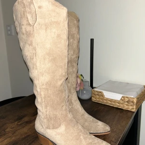 Sista chansen!!! Boots - Sista chansen!! Rensar nu ut min garderob, fraktas den 7/2! 💕 Skriv för mer info om plagget😊