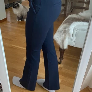 kostymbyxor  - bootcut modell och de är stretchiga! knappt använda så mycket bra skick! modellen är 163. midjemått ca 34 rakt över, innerbenslängd ca 76 cm, grenmått 21,5 cm💓💓