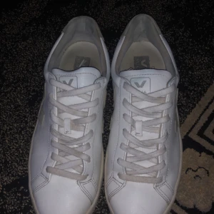 Ny skick VEJA skor - VEJA skor förbåde för kvinnor och men Storlek 41 ny skick  Har inte bestämt pris kan snacka om priset 