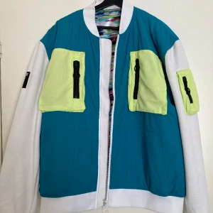 Fila retro jacka  - Super snygg jacka med lappen kvar! Varsiety jacka med retro-mönster i satin på insidan. Herr’s XL 