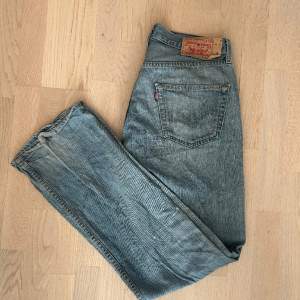 Snygga Levis 501 jeans som är raka i modellen. De är vintage i en ljus tvätt som passar till det mesta. Jeansen är i bra skick, passar både män och kvinnor, storlek W33 L34🔥🔥