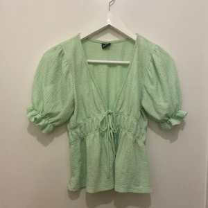 Topp - Snygg neon topp som är perfekt till våren & sommaren! Passar både Xs och s, i fint skick då den endast är använd 3ggr💕