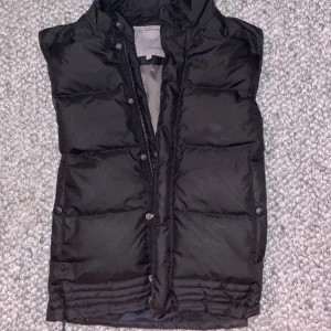 Mantinique Väst - Tja, vi säljer denna super sköna Svarta Västen från Märket Mantinique. Denna väst har slutats produceras och är Väldigt svårt att få tag i. Varan köptes för ca 2000kr, Kondition är 8/10, inga defekter. Kan gå ner i pris vid snabb affär.🔥🔥