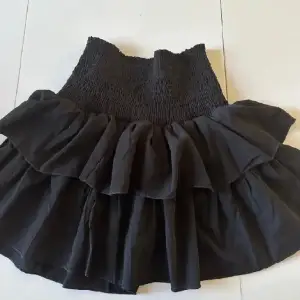 Jätte fin kjol i bra skick, tryck gärna köp. Skriv för fler bilder💕nypris 449kr säljer för 199 