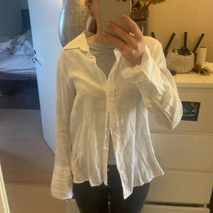 Linneskjorta - Linneskjorta från Gina Tricot. Aldrig använd med prislapp kvar.  Sitter ganska oversized🩷