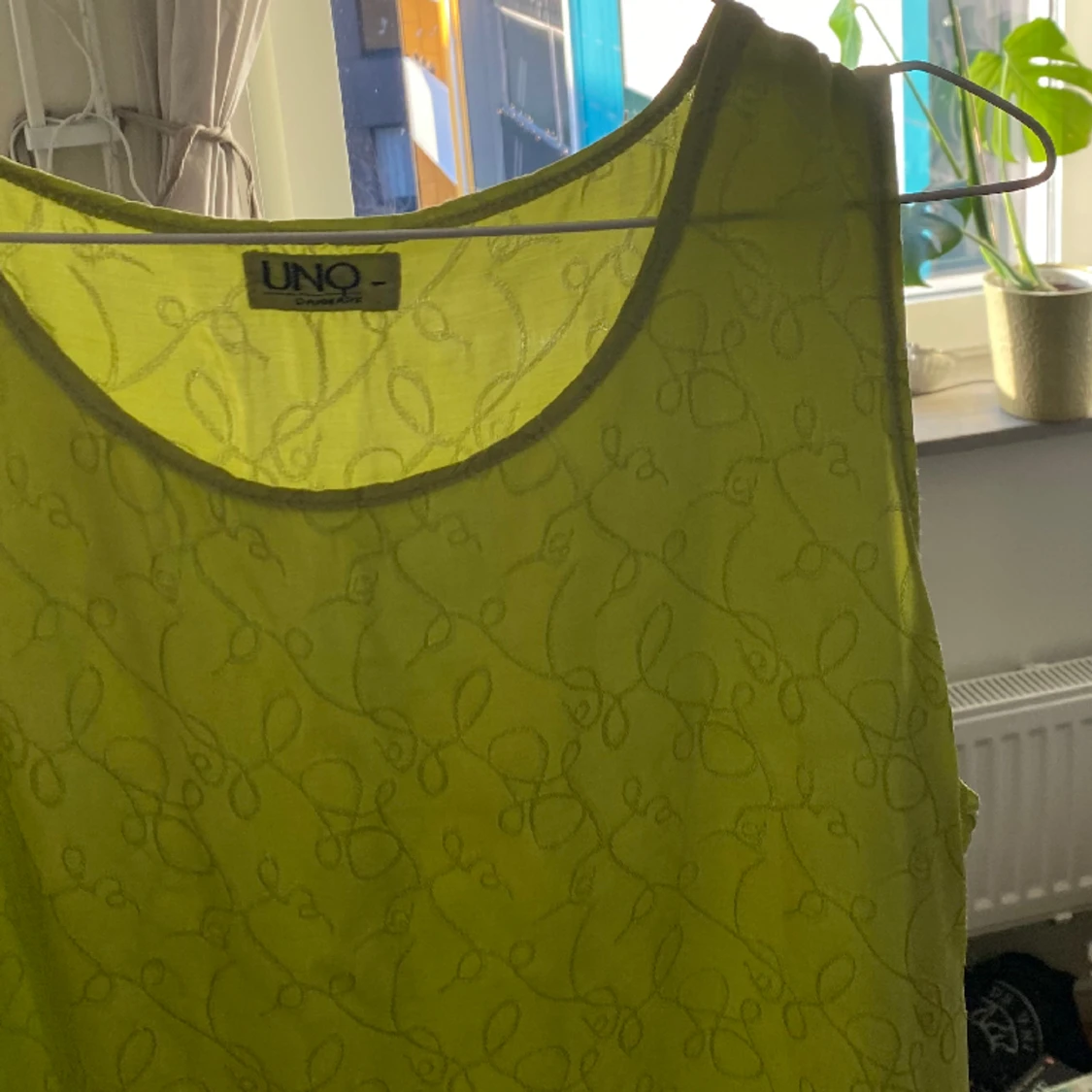 Tunn klänning med slits - 91