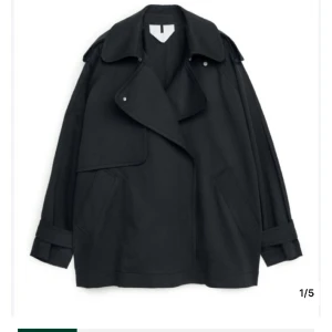 Svart/blå trenchcoat  - Säljer denna blåa trenchcoaten från Arket, mycket sparsamt använd. Skriv privat för egna bilder 