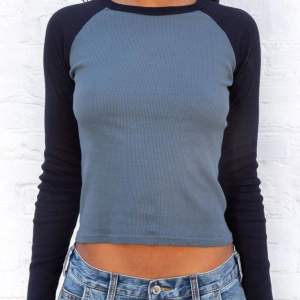 Söt långärmad tröja från Brandy Melville! Använd ganska mycket så den är i okej skick, inga defekter🌸 Jättesnygg till ett par jeans eller kostymbyxor☺️ Skriv om ni har några frågor eller vill ha fler bilder!
