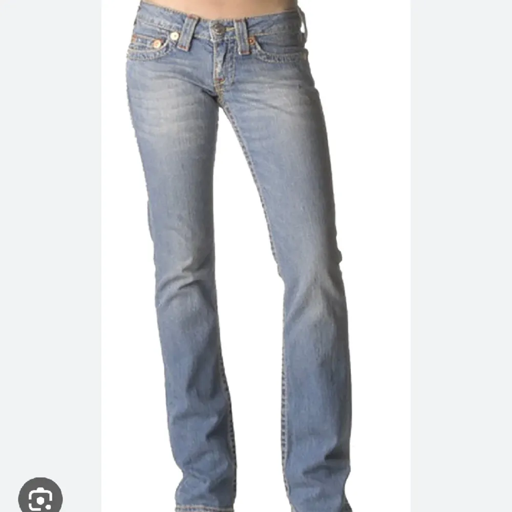 Lågmidjade Bootcut/straight TR jeans med fin tvätt som ej passade mig😩 Sista bilden är modellen i annan färg. När jag provade dem så sprack dem, men jag lämnade in dem på lagning hos skräddare. Nu Fixat o syns knappt, skriv för bilder o andra frågor🥰. Jeans & Byxor.