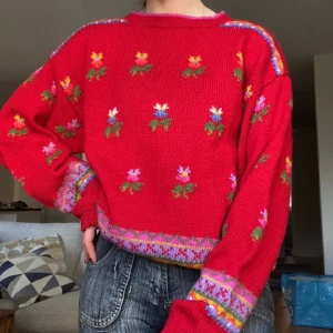 Hemstickad tröja - Hemstickad tröja med blommigt mönster. Saknar storlek men skulle uppskatta den till M/L. Finns ett litet hål på baksidan av ena armen (bild 2) men annars inga anmärkningar! 