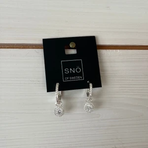 Snö of Sweden örhängen  - Örhängen från snö of Sweden, helt nya och aldrig använda💗 Går att ta av berlocken och ha bara ringarna också🫶