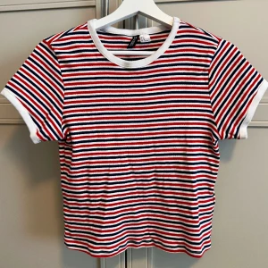 Randig t-shirt - Söt randig t-shirt som ej kommer till användning längre. Bra skick.