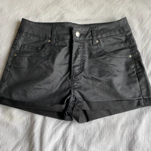 Svarta Shorts - Tighta och korta fuskskinn shorts. Knappt använda, hålfri, fläckfria. Katt finns i hemmet.  Möts ej upp. 