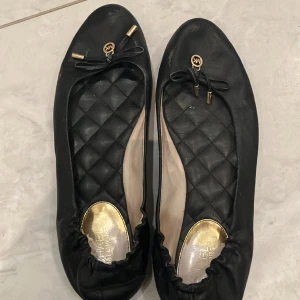 Michael Kors  - Ganska slitna skor från Michael men så fina. Nypris 1200kr 