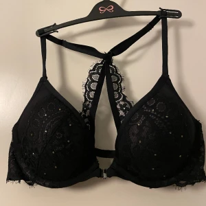 BH från Hunkemöller - Super fin BH från Hunkemöller! Aldrig använd. Den stängs framifrån och har push-up!