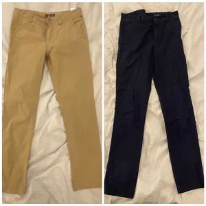 2 Par Chinos (164) - Skick: 9/10 Storlek: 164 99 kr Styck