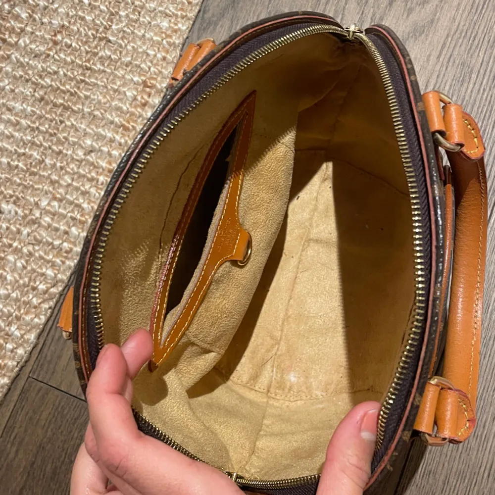 Säljer min äkta Louis Vuitton handväska, den är vintage, fick den av min mormor. Så otroligt fin och kvaliten på väskan är nästan som nyskick, därav priset❤️. Väskor.