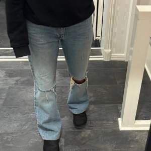 Zara jeans i storlek 36 använda 2 gånger. Mid waist
