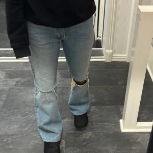 Zara jeans - Zara jeans i storlek 36 använda 2 gånger. Mid waist