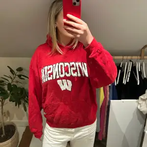 Röd vintage Wisconsin hoodie i strl M.  Väldigt fint skick förutom en liten defekt på trycket (bild 3)!  Jag säljer just nu över 15 tröjor så kolla i min profil för fler, pm för frågor!!