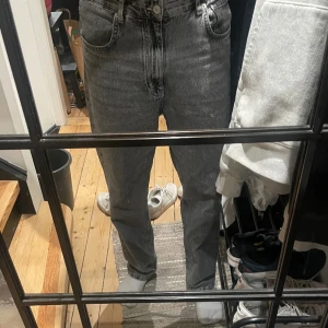 Pull & bear jeans - Säljer ett par relaxed/baggy jeans från pull & bear. Nypris 430. Sitter bra på mig som är 184 lång och säljer pågrund av att jag redan har ett par andra jeans. Använda en del och därav pris men skick är så gott som nytt.