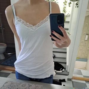 Linne med spets - Fint spetslinne i storlek 42 men passar även i mindre storlekar tom S. Tyvärr har den blivit för stor för mig och därför säljer jag den.💕💕