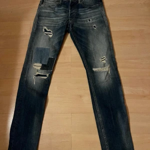 Jack and Jones jeans - Jag säljer ett par Jack & Jones jeans i storlek 29/32 i fint skick då det är för stora