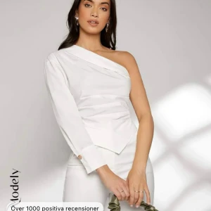 Blus  - Storlek M, passar även S. 