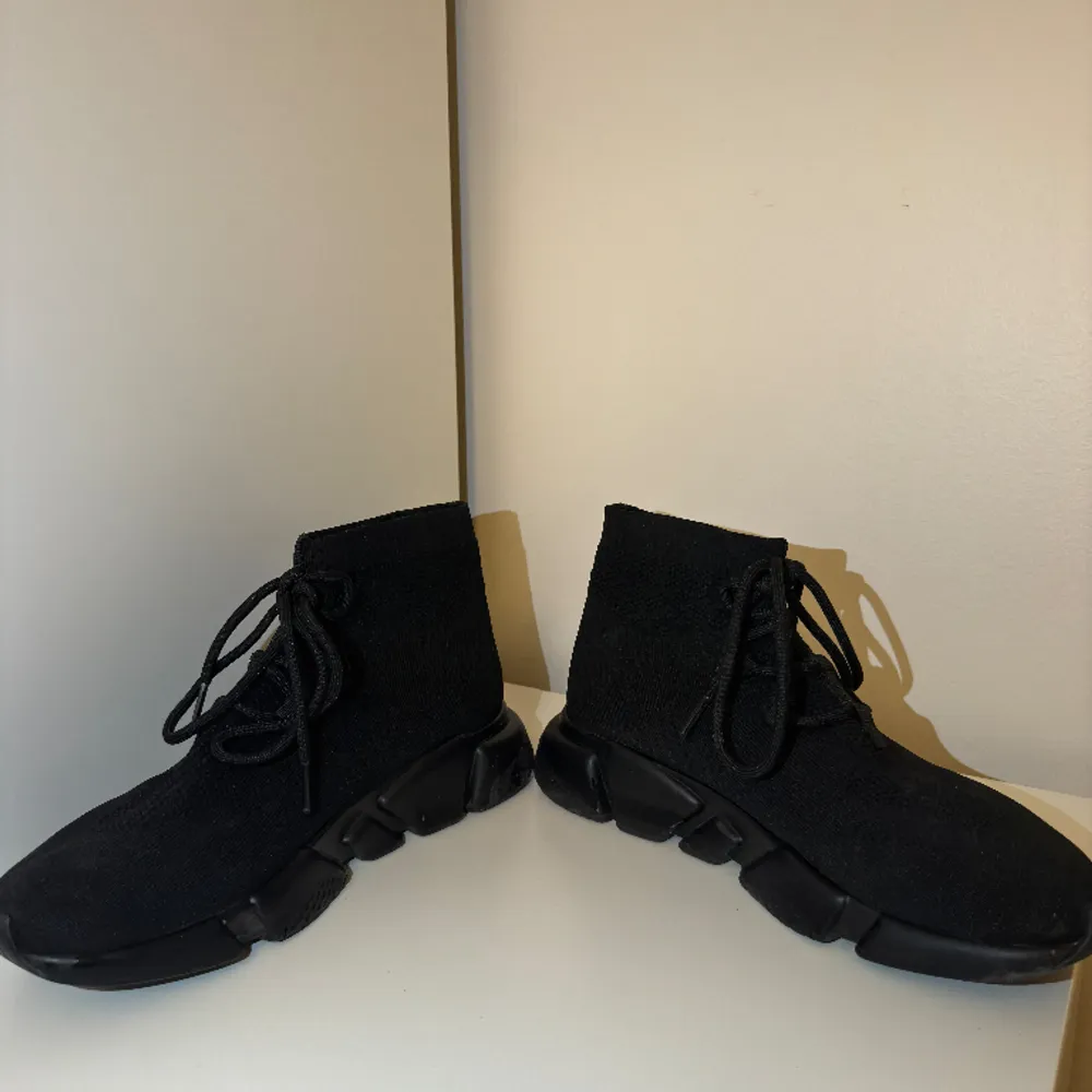 Säljer nu mina helsvarta Balenciaga Speed Lace-up i storleken 42. Endast använda ett fåtal gånger. I nyskick. Nypris ca 8000kr mitt pris 3999kr finns kvitto. Skor.