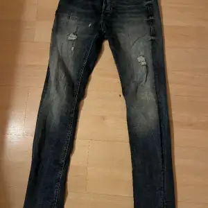 Säljer ett par Jack & Jones jeans i storlek 28/32 i fint skick då det har blivit för små