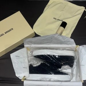 Arigato Clean 360 Laceless - Hej! Säljer mina helt oanvända Arigatos då jag inte kunnat använda dom pga vädret eller lämna tillbaka till butiken då det gått över 30 dagar sen ja köpte dom och har nu ångrat mig. Köpta på NK. Dustbag och  Impregnerings-spray ingår!💙pris kan diskut