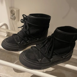 inuikii  - Perfekta inuikii liknande skor som är perfekta att ha ute oavsett snö, regn eller slask😄. Fodrade med syntetiskt ull samt impregnerade regelbundet! Varma Extrasulor medföljer om så önskas, Undrar ni något så hör gärna av er😇