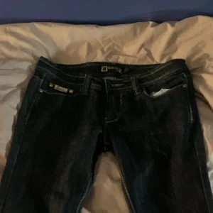 VAVEL jeans  - Lågmidjade. Använda några gånger, tvättad 1 gång. Några pärlor har ramlat av men dom är i super skick. Står att den är storlek 42 men jag har 38 om dom är tajta på. Köpt utomlands därför är storleken skum. Hör av er för fler frågor och bilder. 😋💞