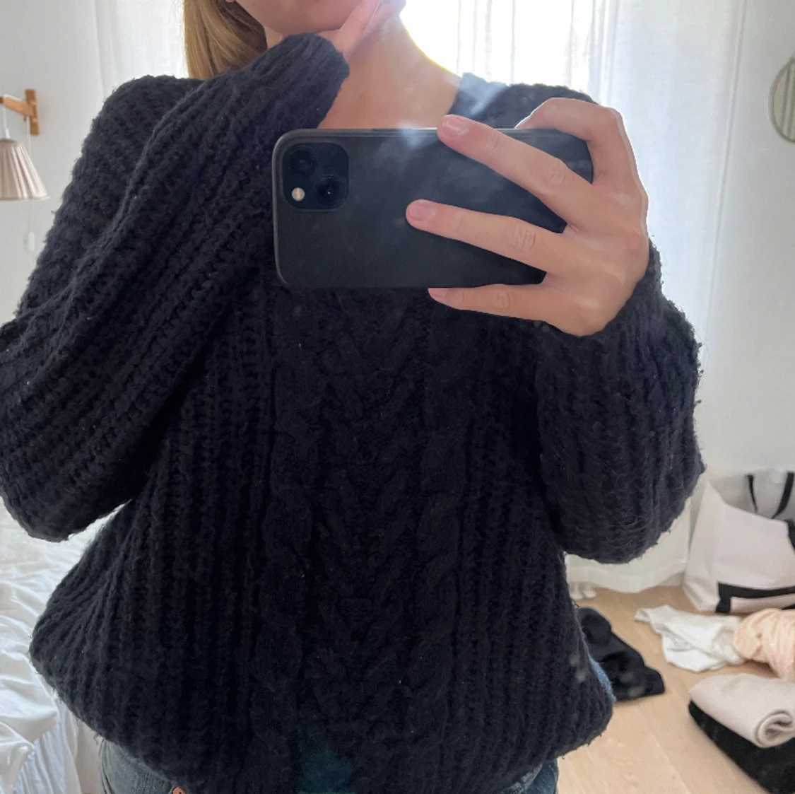 Stickad tröja v-ringad