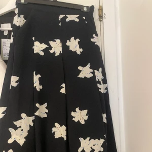 Byxor från mango - Blommiga byxor från mango, lite kortare längd. Pm för fler bilder