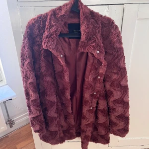 Pälsjacka - Pälsjacka (fuskpäls) storlek 36. Använd fåtal gånger.