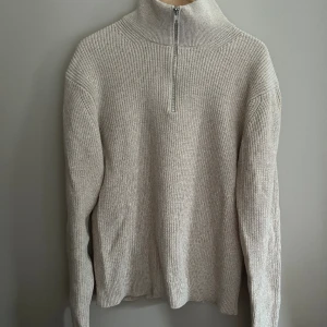 Stickad tröja  - Hej, säljer en stickad tröja som är typ oanvänd. Den är super mjuk och bekväm att ha på sig och passar till mycket. Hör av er vid frågor eller funderingar 