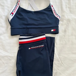 Tommy Hilfiger - Tommy Hilfiger tränings set i bra skick 💕 Top i strl M och byxor i strl S!